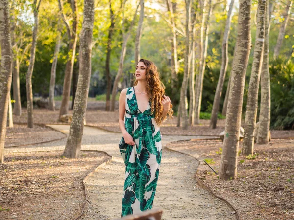 Una Elegante Joven Mujer Con Vestido Largo Está Caminando Parque — Foto de Stock