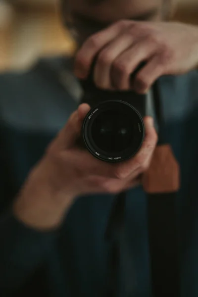 Tiro Foco Raso Fotógrafo Masculino Ajustando Foco Sua Câmera — Fotografia de Stock