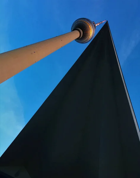 Low Angle Shot Fernsehturm Berlin Silhouette Triangular Structure Blue Sky — Stock Photo, Image