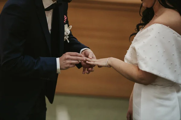 新郎が花嫁の指に結婚指輪をつけて — ストック写真