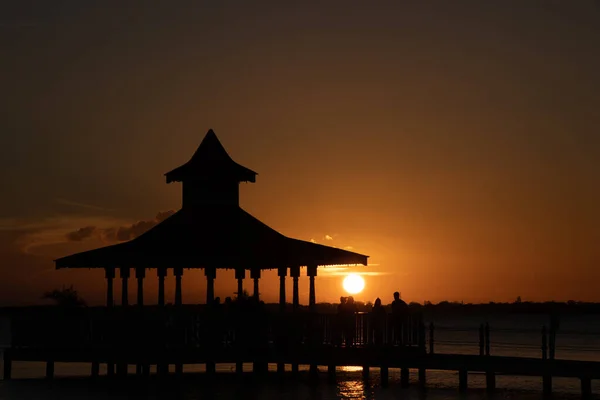 Pavillon Sur Une Jetée Coucher Soleil — Photo