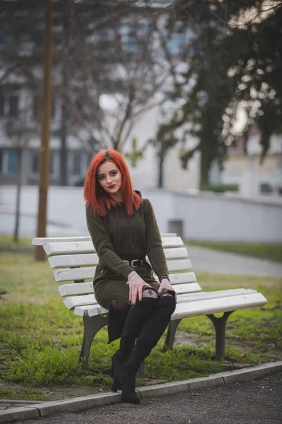 Plan Vertical Une Jeune Femme Rousse Posant Sur Banc Dans — Photo