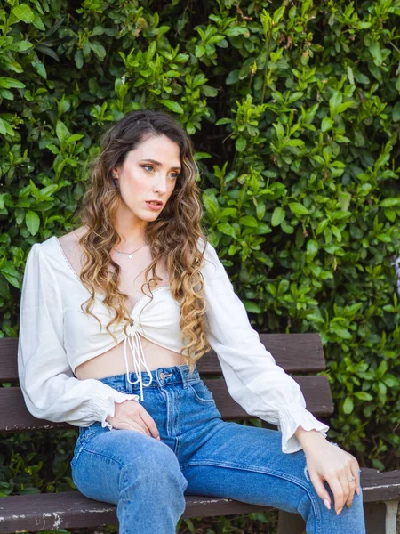 Una Joven Española Vistiendo Jeans Una Blusa Blanca Está Sentada —  Fotos de Stock