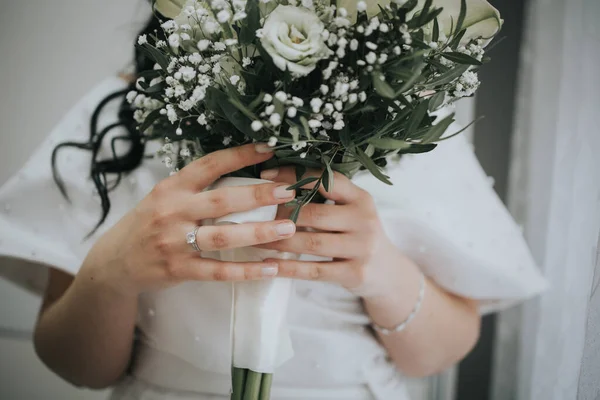 Bellissimo Bouquet Sposa Fiori Nelle Mani Della Sposa — Foto Stock
