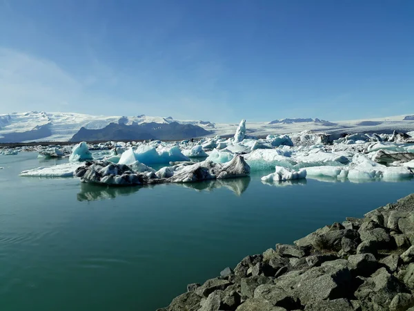 Krásný Záběr Velké Ledovcové Jezero Jokulsarlon Proti Jasně Modré Obloze — Stock fotografie