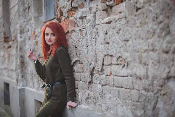 Una Atractiva Joven Mujer Caucásica Vestido Verde Fumando Posando Frente —  Fotos de Stock