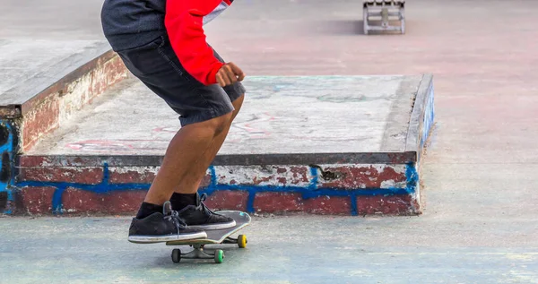 Sección Media Patinador Haciendo Truco Las Escaleras Con Monopatín —  Fotos de Stock