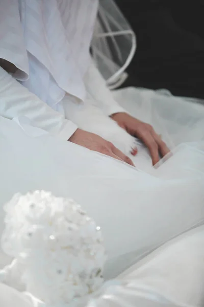 Вертикальный Снимок Рук Невесты Букета — стоковое фото