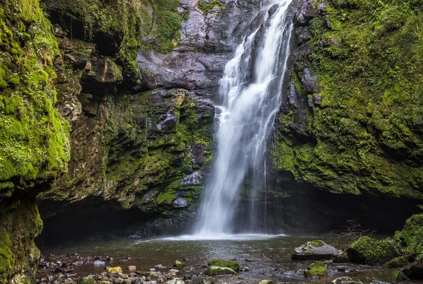 Ohromující Pohled Zpěněný Vodopád Tekoucí Nad Mechem Porostlou Skálou Sao — Stock fotografie