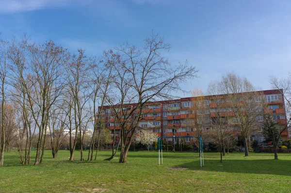 Poznan Polen April 2016 Mehrfamilienhaus Und Grünes Gras Sonnigen Tagen — Stockfoto