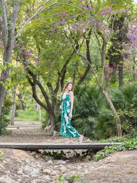 Uma Bela Senhora Espanhola Vestido Elegante Está Posando Parque Primavera — Fotografia de Stock