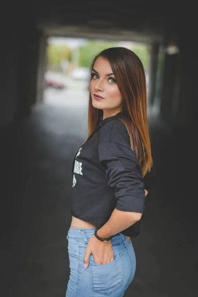 Uma Jovem Mulher Branca Atraente Vestindo Jeans Uma Camisa Preta — Fotografia de Stock