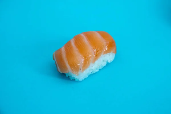 Primer Plano Sushi Nigiri Sake Sushi Salmón Una Superficie Azul —  Fotos de Stock