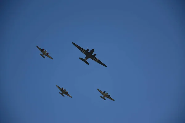 青い空を飛ぶ軍用ジェット — ストック写真