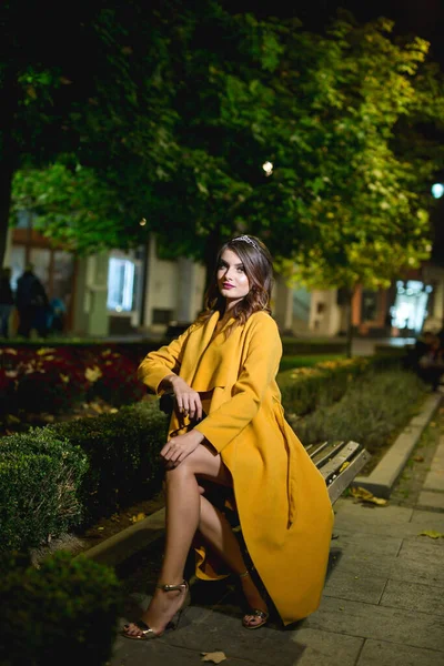 Une Belle Élégante Femme Caucasienne Robe Noire Manteau Jaune Posant — Photo