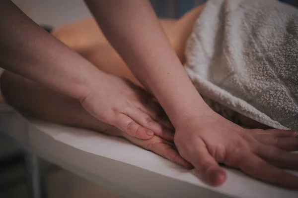 Een Jonge Man Genieten Van Ontspannende Hand Massage Gedaan Door — Stockfoto