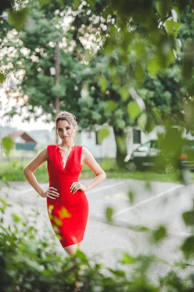 Parkta Seksi Kırmızı Elbiseli Çekici Beyaz Bir Kadın Poz Veriyor — Stok fotoğraf
