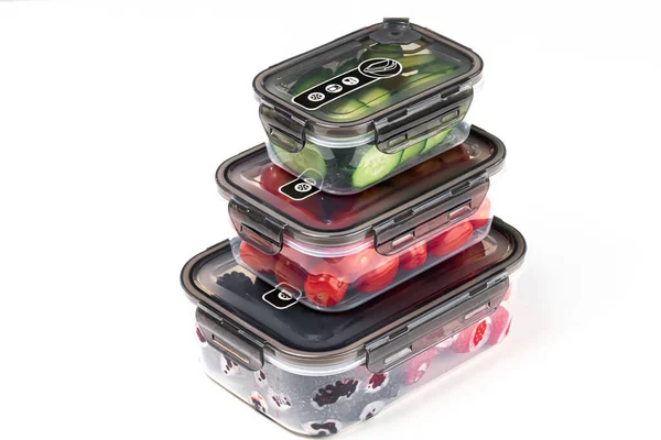 Een Close Van Plastic Containers Gevuld Met Tomaten Komkommers Bramen — Stockfoto