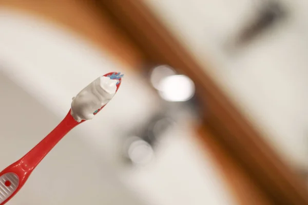 Uma Vista Superior Uma Escova Dentes Vermelha Com Pasta Dentes — Fotografia de Stock