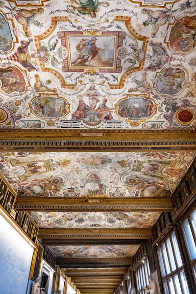 Eine Vertikale Aufnahme Der Schönen Kunst Und Gemälde Den Uffizien — Stockfoto