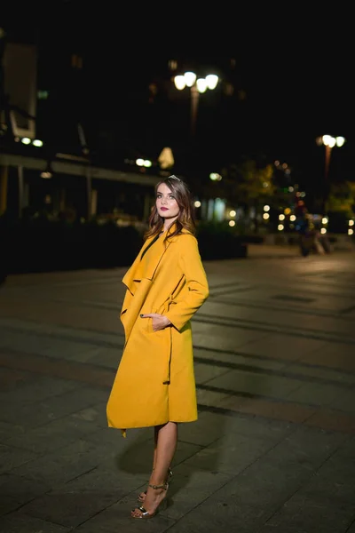 Une Belle Élégante Femme Caucasienne Dans Une Robe Manteau Jaune — Photo