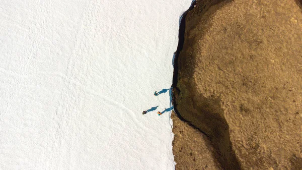 Une Vue Aérienne Randonneurs Dans Une Prairie Enneigée Côté Rivières — Photo