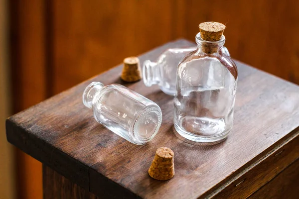 Primer Plano Las Tres Botellas Vidrio Con Corchos Mesa Madera —  Fotos de Stock