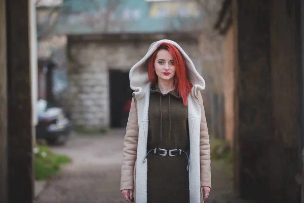 Een Roodharige Vrouw Een Jasje Met Een Capuchon Poserend Een — Stockfoto