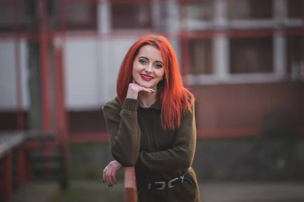 Eine Attraktive Junge Kaukasische Frau Mit Roten Haaren Einem Grünen — Stockfoto