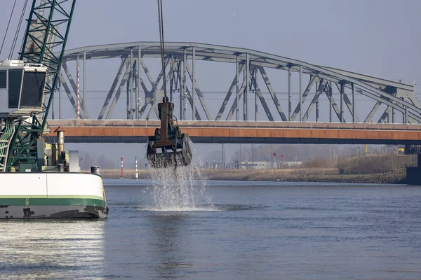 Zutphen Países Baixos Mar 2021 Garra Navio Dragagem Subindo Água — Fotografia de Stock