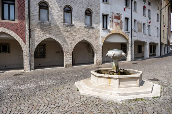 Die Bunten Wohnhäuser Mit Einem Kleinen Brunnen Vordergrund — Stockfoto