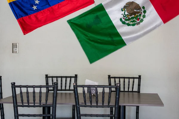 Een Restaurant Met Tafels Voor Diners Met Vlaggen Van Mexico — Stockfoto