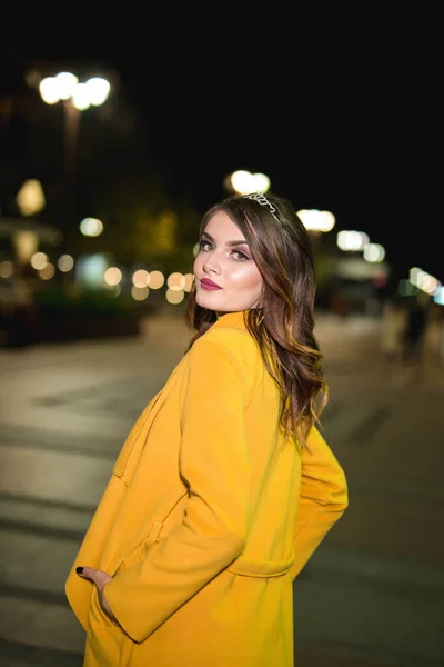 Colpo Verticale Una Giovane Modella Bionda Cappotto Giallo Alla Moda — Foto Stock