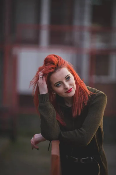 一位年轻貌美的白种女人 红头发 身穿绿色衣服 站在街上 — 图库照片