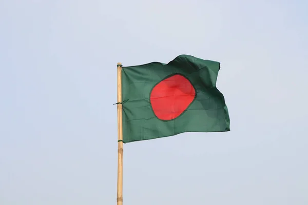 Bandera Verde Roja Bangladesh Aire Con Palo Bambú Sobre Fondo — Foto de Stock