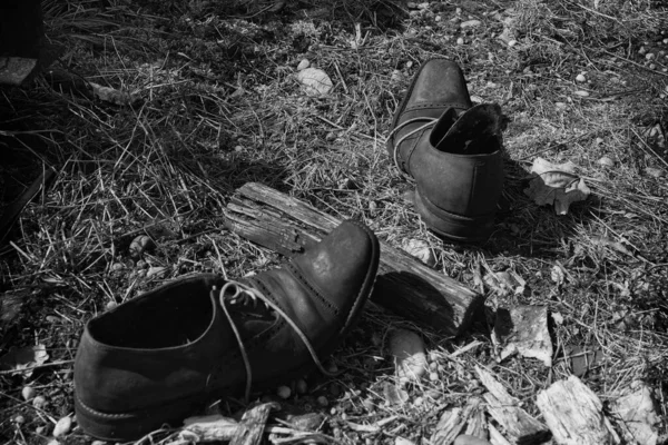 Imagen Monocromática Zapatos Desgastados Abandonados — Foto de Stock