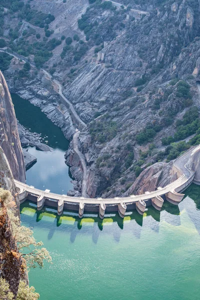 Een Verticale Opname Van Aldeadavila Dam Duero Rivier Spanje — Stockfoto