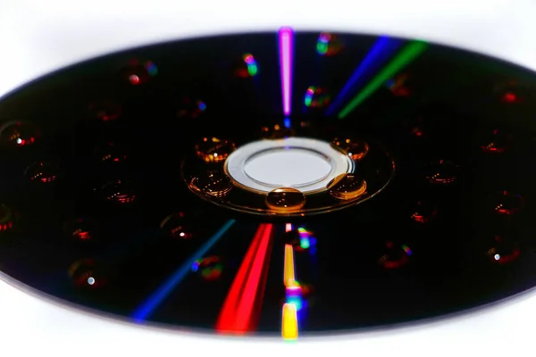 白い表面上のCd上の小さな水滴のクローズアップショット — ストック写真