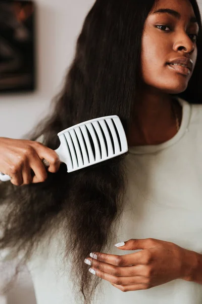 Charming African Female Brushing Her Long Black Hair White Comb — Stock Photo, Image