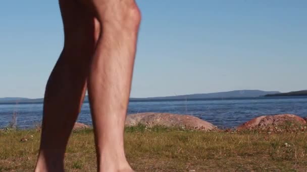 Une Jeune Femme Marche Sur Plage — Video