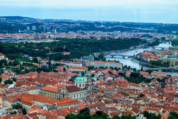 Vzdušná Krajina Krásného Města Prahy Pod Zataženou Oblohou — Stock fotografie