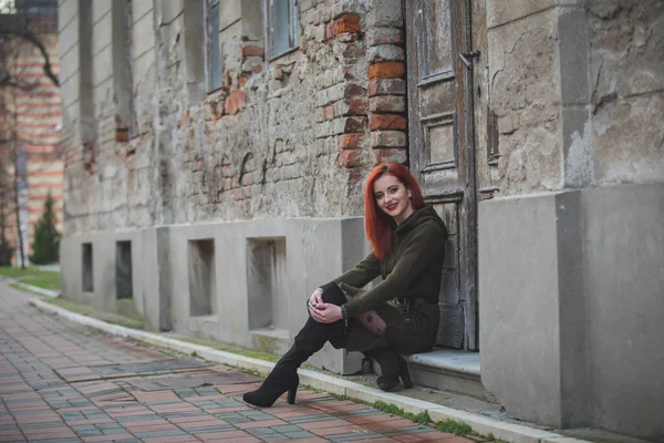 Uma Jovem Fêmea Ruiva Lindo Vestido Inverno Sentado Entrada Prédio — Fotografia de Stock