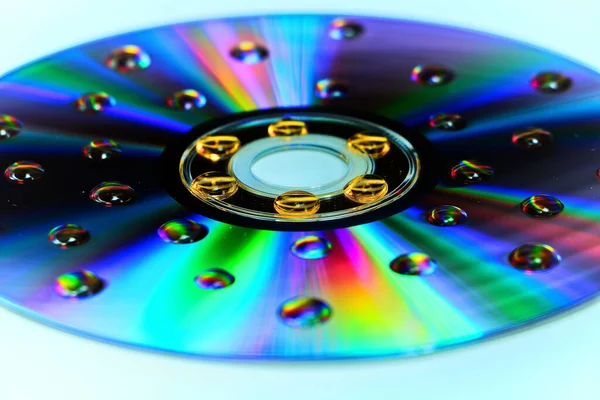 白い表面上のCd上の小さな水滴のクローズアップショット — ストック写真