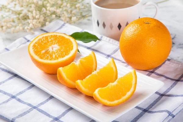 Closeup Sliced Juicy Orange Fruits Kitchen Table — Stock Photo, Image