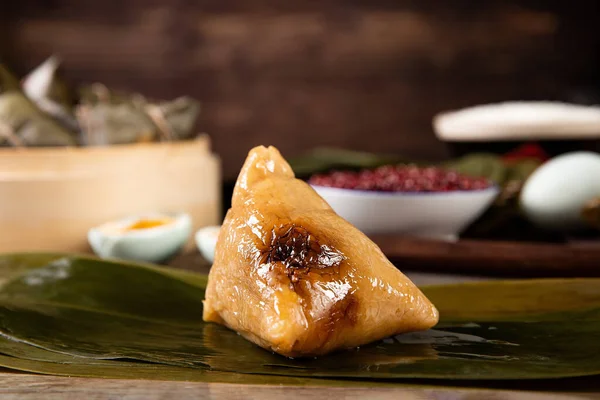 Eine Nahaufnahme Von Zongzi Auf Blättern Auf Dem Tisch Mit — Stockfoto