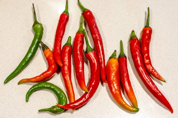 Sebuah Foto Close Seup Dari Paprika Panas Merah Dan Hijau — Stok Foto