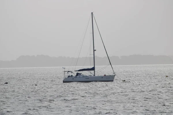 波状の海に浮かぶ白い帆船 — ストック写真