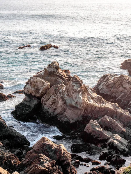 Güneş Işığı Altındaki Kayalık Bir Sahilin Dikey Görüntüsü — Stok fotoğraf