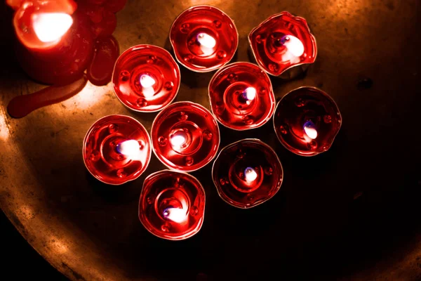 燃烧着蜡烛的红色圆圈的顶部视图 — 图库照片