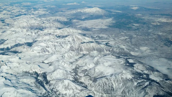 Воздушный Снимок Низких Гор Покрытых Снегом — стоковое фото